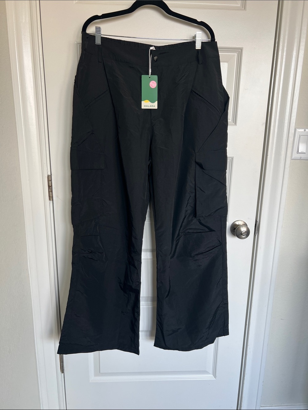 HALARA Black Wide-Leg Cargo Pants